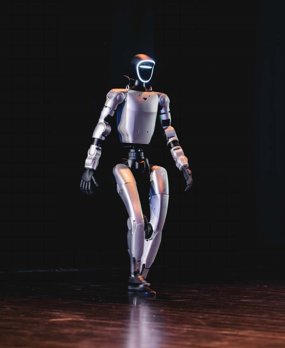 Humanoidinis robotas ALTAS žengia scenoje.